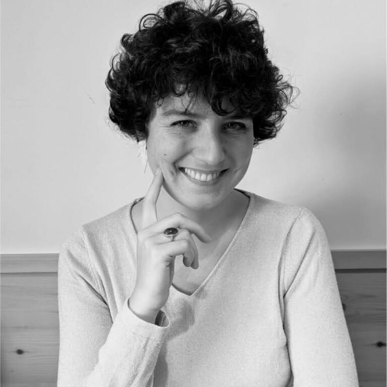 Photo en noir et blanc d'Agathe, coach et entrepreneur