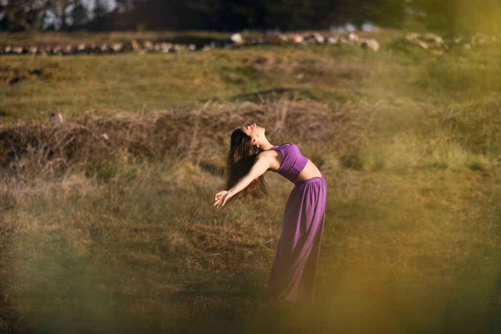 Vitginie qui pratique le yoga en pleine nature