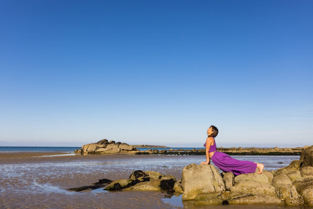 Virginie qui pratique le yoga au bord de l'eau