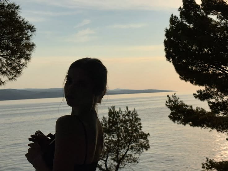 Photo d'une femme regardant au loin, au bord de la mer